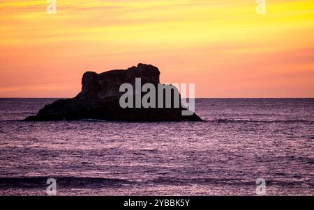 Die Küste Oregons am Cannon Beach in der Abenddämmerung Stockfoto