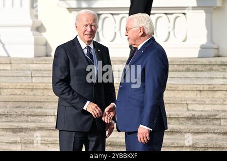 Berlin, Deutschland. Oktober 2024. Manuela Schwesig (SPD), Ministerpräsidentin von Mecklenburg-Vorpommern und amtierender Bundesratspräsident, und Peter Tschenscher (SPD), erster Bürgermeister von Hamburg, kommen nach Bellevue, wo US-Präsident Biden erwartet wird. Es ist Bidens erster bilateraler Besuch in Deutschland in seinen fast vier Jahren im Amt. Annette Riedl/dpa/Alamy Live News Stockfoto