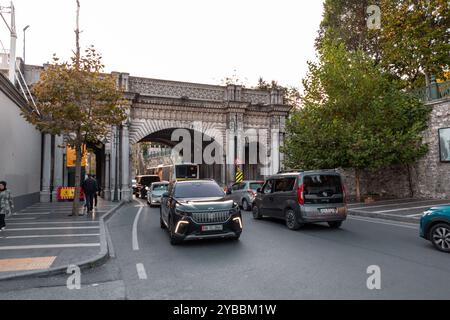 Istanbul, Turkiye - 14. OCT 2024: Brücke über den Osmanischen Bogen auf der Ciragan Avenue in Besiktas, einem Bezirk und einer Gemeinde der Provinz Istanbul an der Ostküste Stockfoto