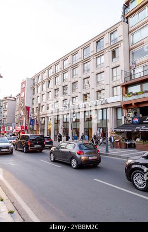 Istanbul, Turkiye – 14. Oktober 2024: Gebäude der juristischen Fakultät der Bahcesehir-Universität, einer privaten Bildungseinrichtung rund um den Bosporus in I Stockfoto