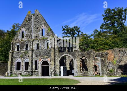 Reste des Gästehauses und der Werkstatt in der verlassenen Villers Abbey, gegründet 1146. Villers-la-Ville, Belgien. Stockfoto