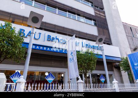 Istanbul, Turkiye – 14. Oktober 2024: Besiktas Campus der Bahcesehir University, eine private Bildungseinrichtung rund um den Bosporus in Istan Stockfoto