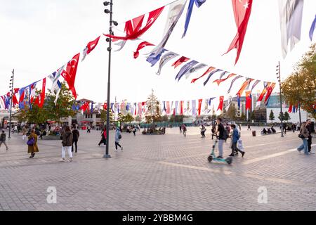 Istanbul, Turkiye - 14. OKT 2024: Besiktas Platz, der wichtigste öffentliche Bereich von Besiktas, einem Bezirk und einer Gemeinde der Provinz Istanbul am Ostsee Stockfoto