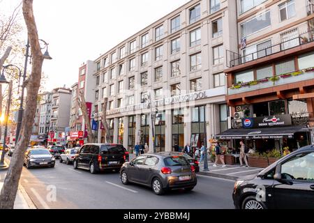 Istanbul, Turkiye – 14. Oktober 2024: Gebäude der juristischen Fakultät der Bahcesehir-Universität, einer privaten Bildungseinrichtung rund um den Bosporus in I Stockfoto