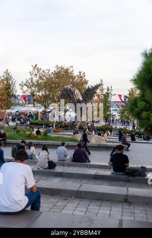 Istanbul, Turkiye - 14. OKT 2024: Besiktas Platz, der wichtigste öffentliche Bereich von Besiktas, einem Bezirk und einer Gemeinde der Provinz Istanbul am Ostsee Stockfoto