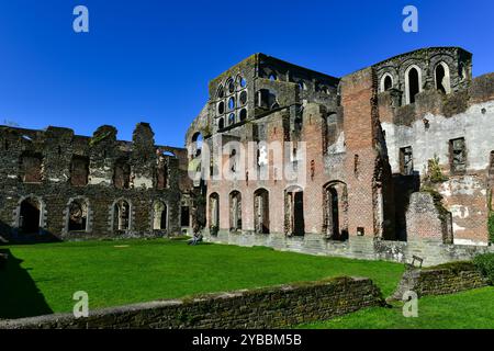 Reste der Klostermauer und der Kirche in der verlassenen Villers Abbey, die 1146 gegründet wurde. Villers-la-Ville, Belgien. Stockfoto