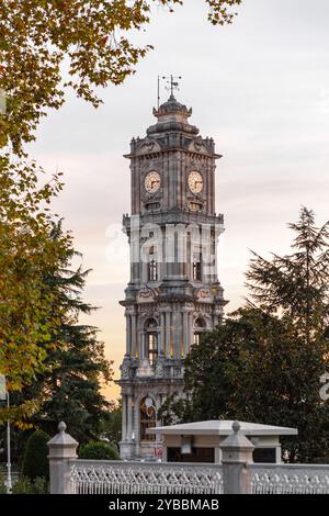 Istanbul, Turkiye - 14. OKT 2024: Der Uhrenturm des Dolmabahce-Palastes in Besiktas, an der europäischen Küste des Bosporus, Istanbul Stockfoto