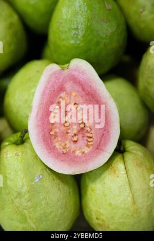 Frische Guavas zum Verkauf auf dem Central Market (Phsar Thmei) in Phnom Penh, Kambodscha. Stockfoto