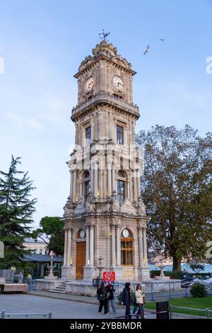 Istanbul, Turkiye - 14. OKT 2024: Der Uhrenturm des Dolmabahce-Palastes in Besiktas, an der europäischen Küste des Bosporus, Istanbul Stockfoto