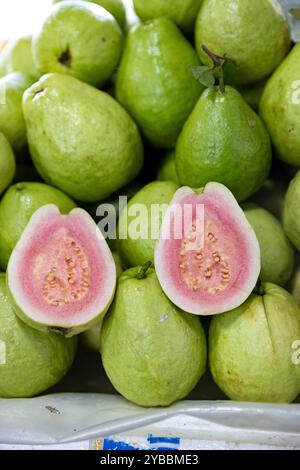 Frische Guavas zum Verkauf auf dem Central Market (Phsar Thmei) in Phnom Penh, Kambodscha. Stockfoto