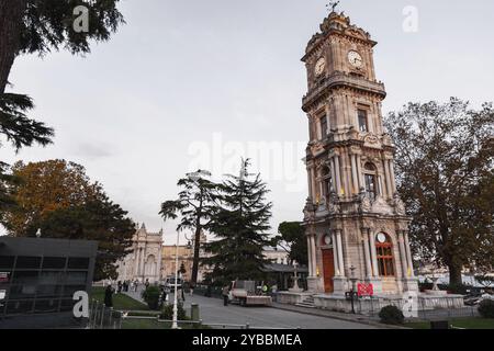 Istanbul, Turkiye - 14. OKT 2024: Der Uhrenturm des Dolmabahce-Palastes in Besiktas, an der europäischen Küste des Bosporus, Istanbul Stockfoto