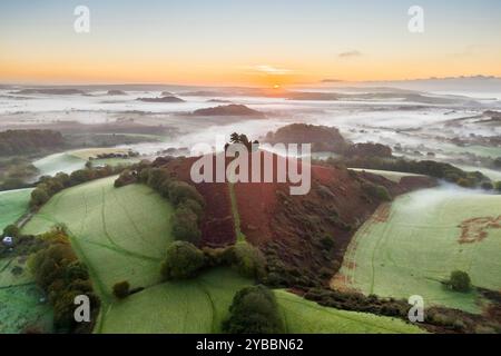 Symondsbury, Dorset, Großbritannien. Oktober 2024. Wetter in Großbritannien. Am frühen Morgen Nebel hinter Colmers Hill in Symondsbury nahe Bridport in Dorset bei Sonnenaufgang an einem kalten sonnigen Morgen. Bildnachweis: Graham Hunt/Alamy Live News Stockfoto