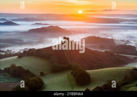 Symondsbury, Dorset, Großbritannien. Oktober 2024. Wetter in Großbritannien. Am frühen Morgen Nebel hinter Colmers Hill in Symondsbury nahe Bridport in Dorset bei Sonnenaufgang an einem kalten sonnigen Morgen. Bildnachweis: Graham Hunt/Alamy Live News Stockfoto