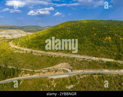 Serpentinenstraße auf einem Pass in Montenegro, die sich entlang des Hangs schlängelt Stockfoto