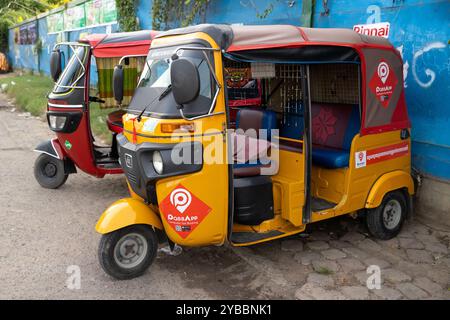 Auto-Rikschas (Tuk-Tuks) im Zentrum von Phnom Penh, Kambodscha Stockfoto