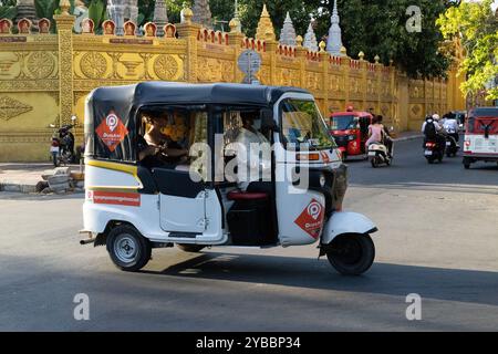 Auto-Rikscha (Tuk-Tuk) im Zentrum von Phnom Penh, Kambodscha Stockfoto