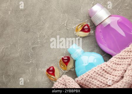 Waschmittel mit Waschpulver und Kapseln auf grauem Hintergrund. Draufsicht Stockfoto