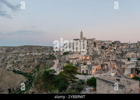 Matera ist eine Stadt auf einer felsigen Landzunge in der Region Basilicata in Süditalien. Hier finden Sie die Sassi Stockfoto