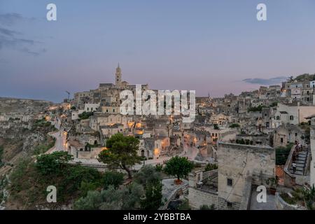 Matera ist eine Stadt auf einer felsigen Landzunge in der Region Basilicata in Süditalien. Hier finden Sie die Sassi Stockfoto