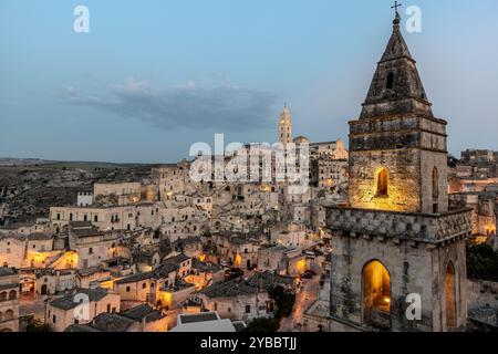 Matera ist eine Stadt auf einer felsigen Landzunge in der Region Basilicata in Süditalien. Hier finden Sie die Sassi Stockfoto