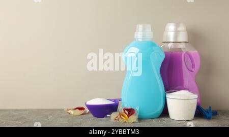 Waschmittel mit Waschpulver und Kapseln auf grauem Hintergrund. Draufsicht Stockfoto