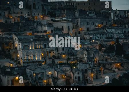 Matera ist eine Stadt auf einer felsigen Landzunge in der Region Basilicata in Süditalien. Hier finden Sie die Sassi Stockfoto