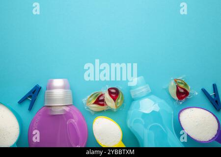 Waschmittel mit Waschpulver und Kapseln auf blauem Hintergrund. Draufsicht Stockfoto