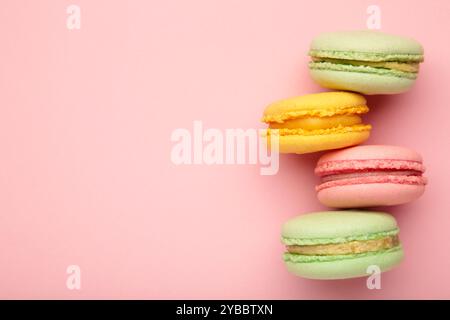 Bunte Macarons Kuchen auf rosa Hintergrund. Kleine französische Kuchen. Draufsicht Stockfoto