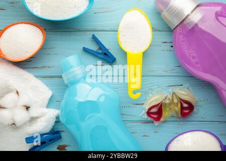 Waschmittel mit Waschpulver und Kapseln auf blauem Hintergrund. Draufsicht Stockfoto