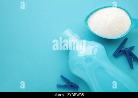 Waschmittel mit Waschpulver auf blauem Hintergrund. Draufsicht Stockfoto