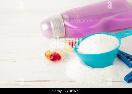 Waschmittel mit Waschpulver und Kapseln auf weißem Hintergrund. Draufsicht Stockfoto