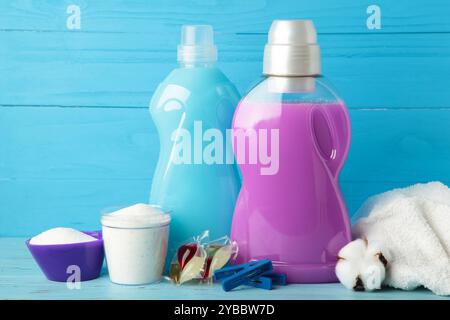 Waschmittel mit Waschpulver und Kapseln auf blauem Hintergrund. Draufsicht Stockfoto