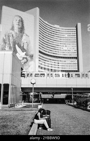 Wandgemälde Frau mit Taube von Fintan Magee im Internationalen Zentrum Wien, UN-Hauptquartier der Vereinten Nationen, Wien, Österreich, Europa Stockfoto