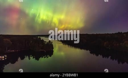 Luftaufnahme der Aurora Borealis über dem See in Ontario, Kanada. Stockfoto