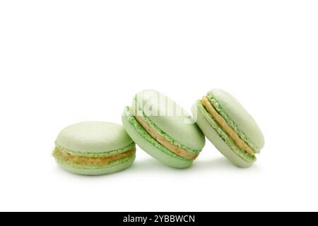 Süße Himbeeren Macarons isoliert auf weißem Hintergrund. Draufsicht Stockfoto