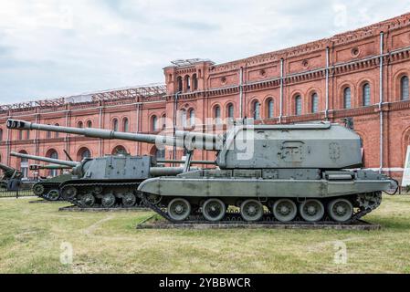 Selbstfahrende 152-mm-Haubitze 2S19 „Msta- S“, Mod. 1989. Gewicht, kg: Einbau - 42000, Gehäuse - 44 Stockfoto