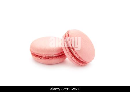 Süße Himbeeren Macarons isoliert auf weißem Hintergrund. Draufsicht Stockfoto