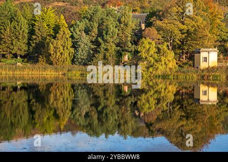 Duddingston Loch, Edinburgh, Schottland. 18. Oktober 2024. Temperatur leicht 11 Grad Celsius. Im Bild: Duddingston Loch und rechts der Thomson's Tower, ein einzigartiges achteckiges Gebäude, entworfen von William Henry Playfair (1789–1857), dem berühmten Architekten von Edinburgh, und gebaut von der Duddingston Curling Society, deren Mitglieder zuerst die Regeln des Curling niederschrieben, was zur Standardisierung des Spiels im ganzen Land führte. Der Tower war ein Eisstockhaus für die Gesellschaft. Fotograf: Archwhite/ Alamy Live News. Stockfoto