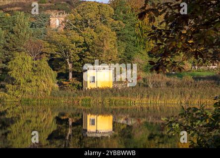 Duddingston Loch, Edinburgh, Schottland. 18. Oktober 2024. Temperatur leicht 11 Grad Celsius. Im Bild: Duddingston Loch und rechts der Thomson's Tower, ein einzigartiges achteckiges Gebäude, entworfen von William Henry Playfair (1789–1857), dem berühmten Architekten von Edinburgh, und gebaut von der Duddingston Curling Society, deren Mitglieder zuerst die Regeln des Curling niederschrieben, was zur Standardisierung des Spiels im ganzen Land führte. Der Tower war ein Eisstockhaus für die Gesellschaft. Fotograf: Archwhite/ Alamy Live News. Stockfoto