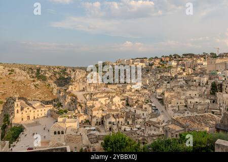 Matera ist eine Stadt auf einem Felsvorsprung in der Region Basilicata in Süditalien. Es ist die Heimat der Sassi. Stockfoto