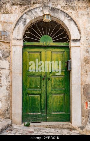 Matera ist eine Stadt auf einem Felsvorsprung in der Region Basilicata in Süditalien. Es ist die Heimat der Sassi. Stockfoto