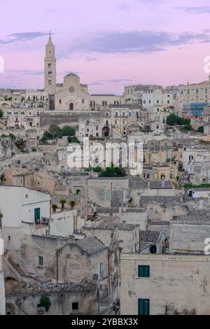 Matera ist eine Stadt auf einem Felsvorsprung in der Region Basilicata in Süditalien. Es ist die Heimat der Sassi. Stockfoto