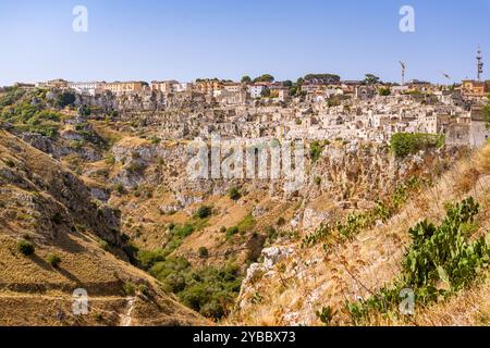 Matera ist eine Stadt auf einem Felsvorsprung in der Region Basilicata in Süditalien. Es ist die Heimat der Sassi. Stockfoto