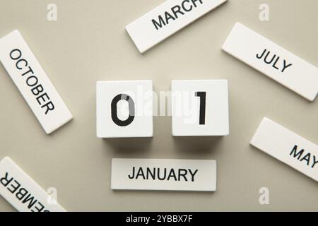 Bild des ersten hölzernen Jahrgangskalenders Januar auf grauem Hintergrund. Neujahr Stockfoto