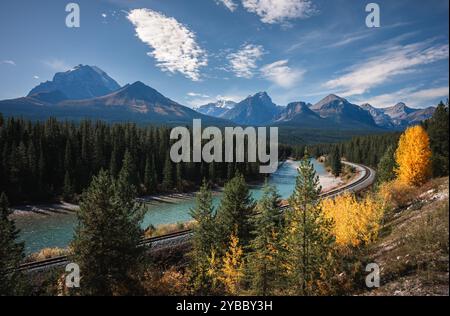 Zuggleise durch Berge auf der Morant's Curve in Banff, Kanada. Stockfoto