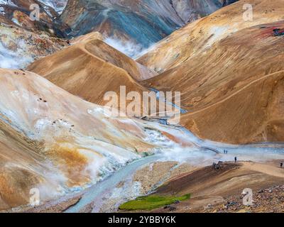 Dampfende heiße Quellen und farbenfrohe Rhyolith-Berge, Hveradalir Geothermalgebiet, Kerlingarfjöll, isländisches Hochland, Island Stockfoto