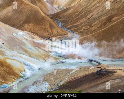 Dampfende heiße Quellen und farbenfrohe Rhyolith-Berge, Hveradalir Geothermalgebiet, Kerlingarfjöll, isländisches Hochland, Island Stockfoto