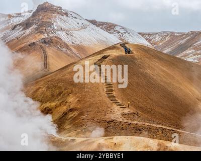 Dampfende heiße Quellen und farbenfrohe Rhyolith-Berge, Hveradalir Geothermalgebiet, Kerlingarfjöll, isländisches Hochland, Island Stockfoto