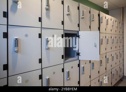 Eine Wand aus weißen Schließfächern mit Tastaturen Stockfoto