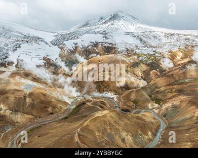 Dampfende heiße Quellen und farbenfrohe Rhyolith-Berge, Blick aus der Luft, geothermisches Gebiet Hveradalir, Kerlingarfjöll, isländisches Hochland, Island Stockfoto